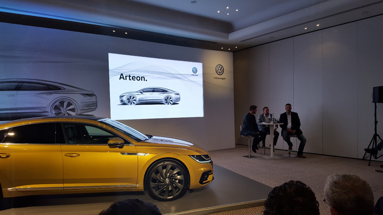 Το VW Arteon και στο βάθος από αριστερά, Tobias Suhlmann, Θανάσης Κονιστής και Martin Hube