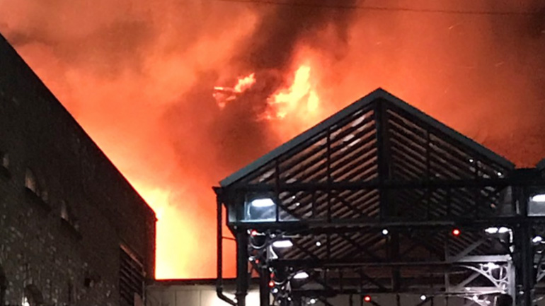 Υπό έλεγχο έχει τεθεί η μεγάλη πυρκαγιά που ξέσπασε σε κτήριο του Λονδίνου