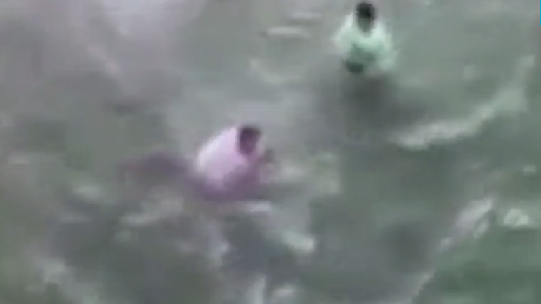 Η στιγμή που καρχαρίας δαγκώνει άνδρα που προσπαθεί να του πιάσει την ουρά