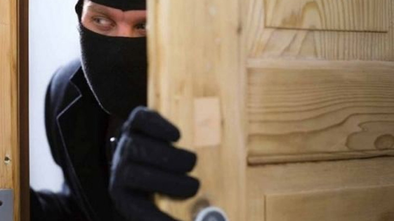 Ηλικιωμένη κέρασε καφέ τον άνδρα που άρπαξε τις οικονομίες της