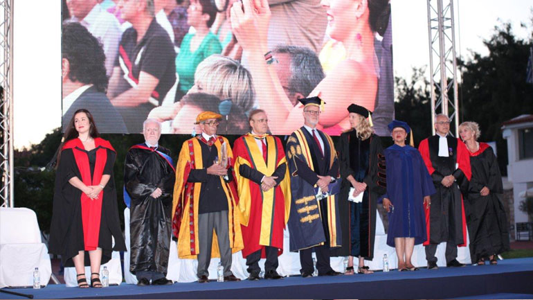 Αποφοίτηση New York College: Η πρώτη μέρα της υπόλοιπης ζωής τους!