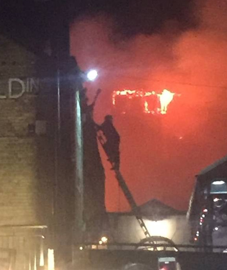 Πυροσβέστης σκαρφαλώνει στο κτήριο