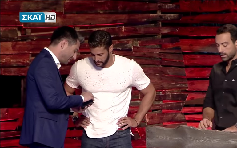 Ο Γιώργος Ρέτζιος παραδίδει τα κλειδιά του Peugeot 3008 στον Κωνσταντίνο Βασσάλο του Survivor