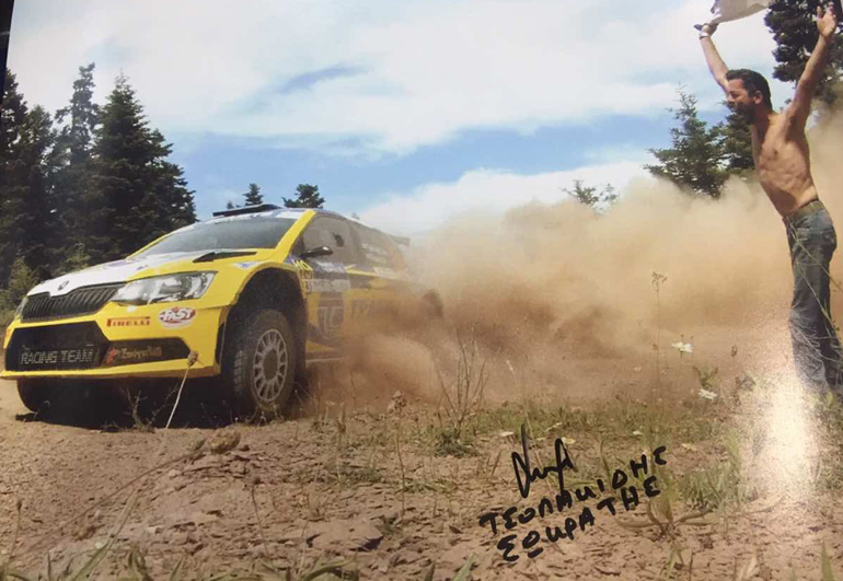 Η υπογεγραμμένη αφίσα του πρώτου Έλληνα (5ος γενικής) στο φετινό ράλι Ακρόπολις, Σωκράτη Τσολακίδη. Όπως βλέπετε το zougla.gr ήταν δίπλα στον κορυφαίο οδηγό από την Θεσσαλονίκη και θα συνεχίσει να βρίσκεται δίπλα του στους δύο αγώνες του πρωταθλήματος που απομένουν όπου θα τρέξει με Skoda Fabia R5