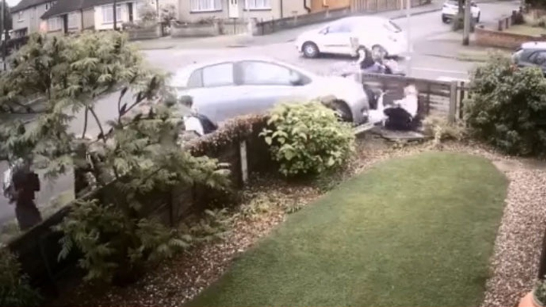 Αυτοκίνητο πέφτει πάνω στη μαμά και το παιδί