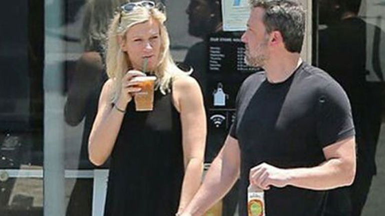 Ben Affleck: Χεράκι – χεράκι με τη νέα του σύντροφο στην California!