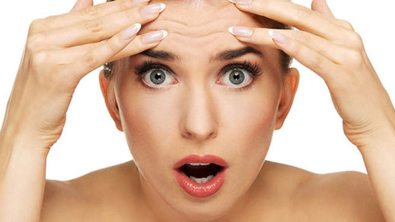 Καθημερινές συνήθειες που γερνούν το δέρμα μας