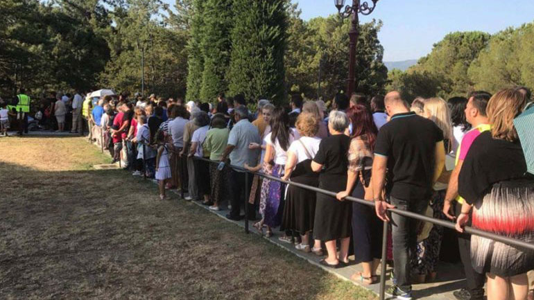 Χιλιάδες πιστοί συρρέουν στον τάφο του Αγίου Παϊσίου