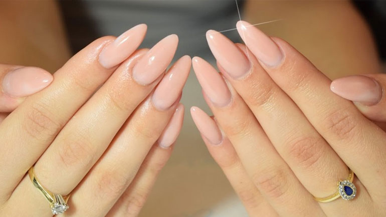 Almond: Το τέλειο σχήμα στα νύχια για λεπτά και μακριά δάχτυλα, σύμφωνα με την Τέτα Καμπουρέλη