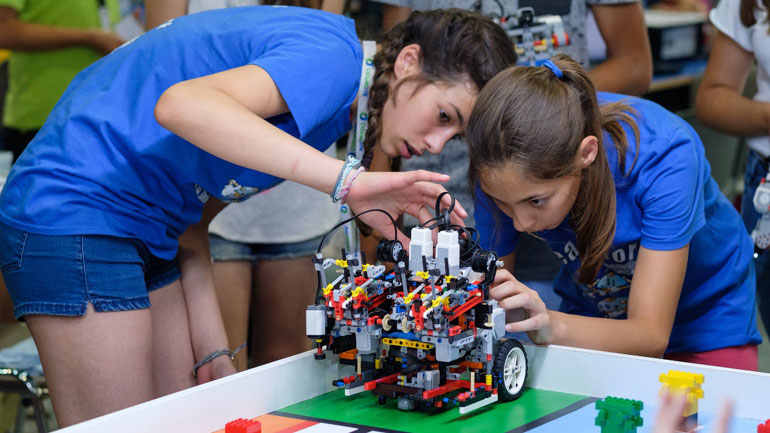 Εκπαιδευτική ρομποτική: Το μέλλον των παιδιών «γράφεται» τώρα με τη βοήθεια της COSMOTE!