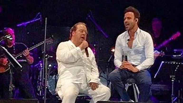 Γιάννης Πάριος- Κωνσταντίνος Χριστοφόρου: Μαζί στη σκηνή! Δείτε το στιγμιότυπο που έκλεψε την παράσταση