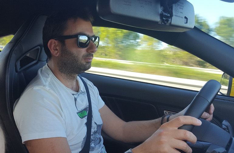 Νοιώθεις όμορφα όταν οδηγείς το τέρας με τον κινητήρα των 5.0 λίτρων!