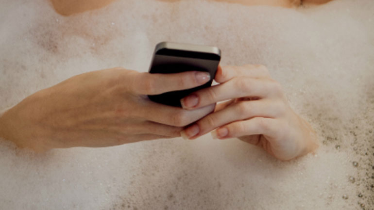 Ανήλικη πέθανε στην μπανιέρα μόλις άγγιξε το κινητό της