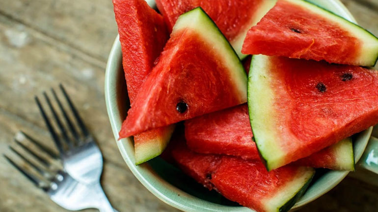 Το πιο έξυπνο κόλπο για να βγάλεις τα κουκούτσια από το καρπούζι