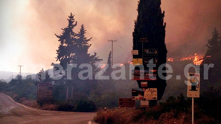 Ζάκυνθος: Μαίνεται η πυρκαγιά στις Ορθονιές