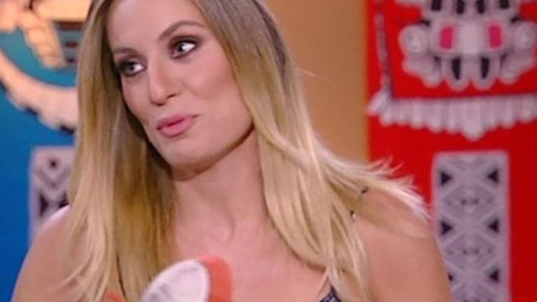 Η Ελεονώρα Μελέτη εξηγεί on camera γιατί μασάει συνεχώς τσίχλα