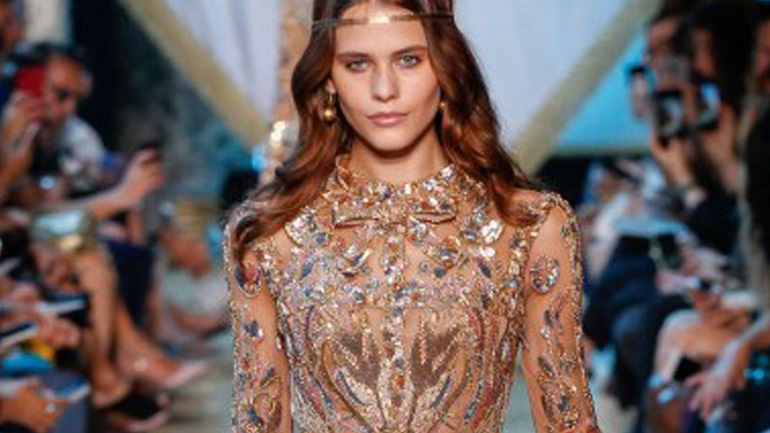 Το φόρεμα υπερπαραγωγή της Elie Saab που χρειάστηκε 3 μήνες και 20.000 υλικά για να δημιουργηθεί