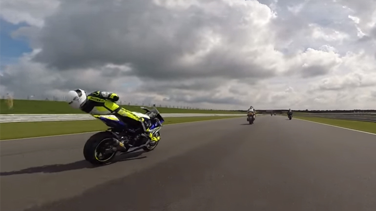 Τι κάνεις όταν σου έρθουν κομμάτια από την προπορευόμενη μοτοσυκλέτα στο κεφάλι;