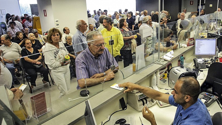 SOS: Μην πληρώνετε την εφορία στα γκισέ των τραπεζών