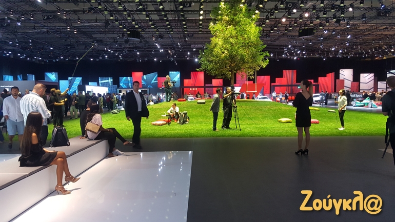 Στον χώρο εκδήλωσης της Audi στη Βαρκελώνη υπήρχε ακόμα και γκαζόν με δέντρα, ακόμα και πουλάκια να κελαηδούν! Με αυτόν τον τρόπο οι Γερμανοί θέλησαν να μας δείξουν πως όσα γίνονται, γίνονται με σκοπό την προστασία του περιβάλλοντος