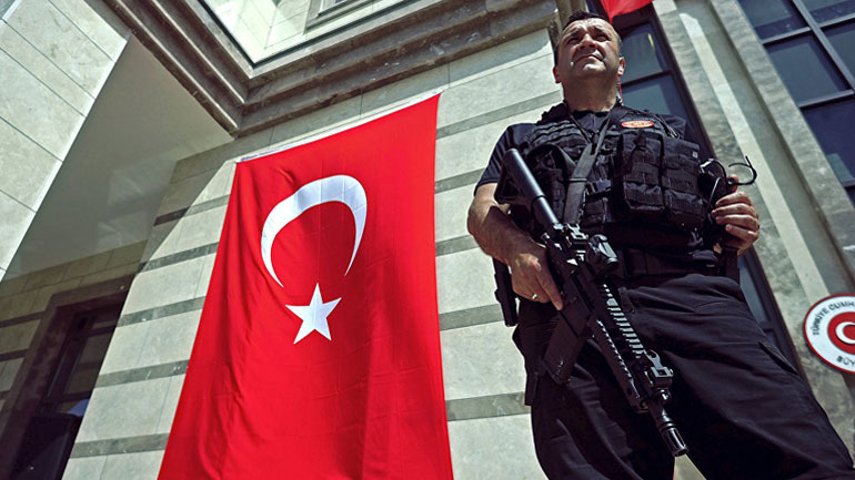 Τουρκία: Φωτιά ξέσπασε σε στρατιωτική ζώνη κοντά στη Συρία