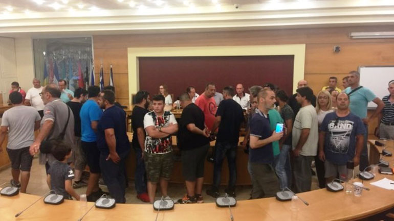 Λαμία: Κατάληψη της αίθουσας του δημοτικού συμβουλίου από τους 47 συμβασιούχους καθαριότητας
