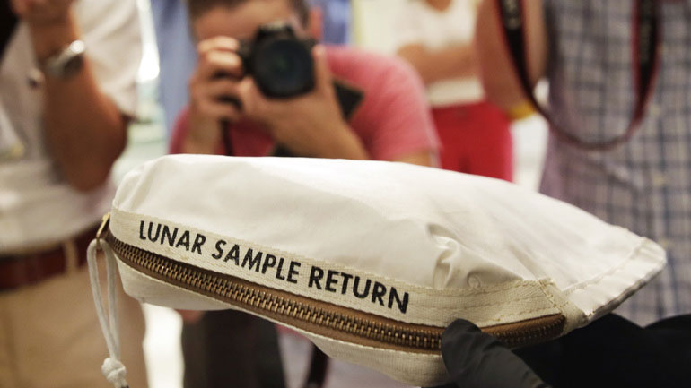Ο σάκος με τον οποίο ο αστροναύτης Άρμστρονγκ έφερε δείγμα σεληνιακής σκόνης αναμένεται να πωληθεί έως και 4 εκατ. δολάρια