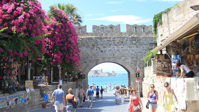 Ρόδος: Αυξημένοι κατά 6,7% οι τουρίστες που έφθασαν τον Ιούνιο