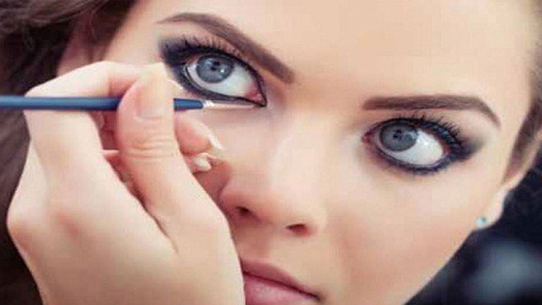 Εφάρμοσε μολύβι μέσα στο βλέφαρο για βλέμμα που μαγνητίζει