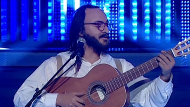 Ο Ησαΐας Ματιάμπα ως Διονύσης Σαββόπουλος στον τελικό του YFSF