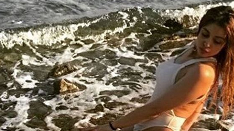 Οι σέξι πόζες της Mίνας Αρναούτη με αποκαλυπτικό μαγιό