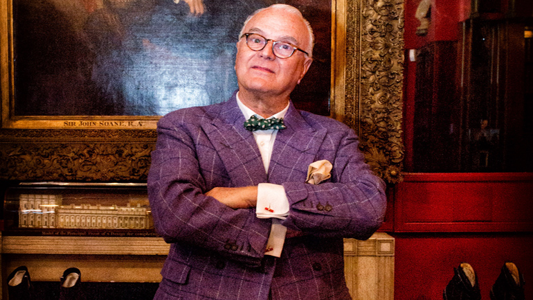 Μία πρώτη γεύση από το ντοκιμαντέρ για την προσωπικότητα και το έργο του Μανόλο Μπλάνικ