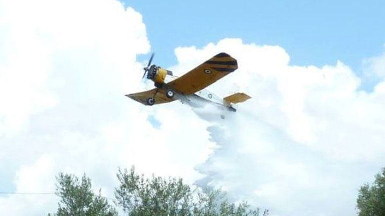 Με ρίψεις νερού από αέρος συνεχίζεται η μάχη με τη φωτιά στη Λευκίμη