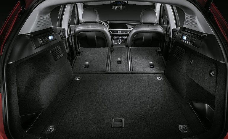 Μεγάλο και πρακτικό το πορτμπαγκάζ της Stelvio