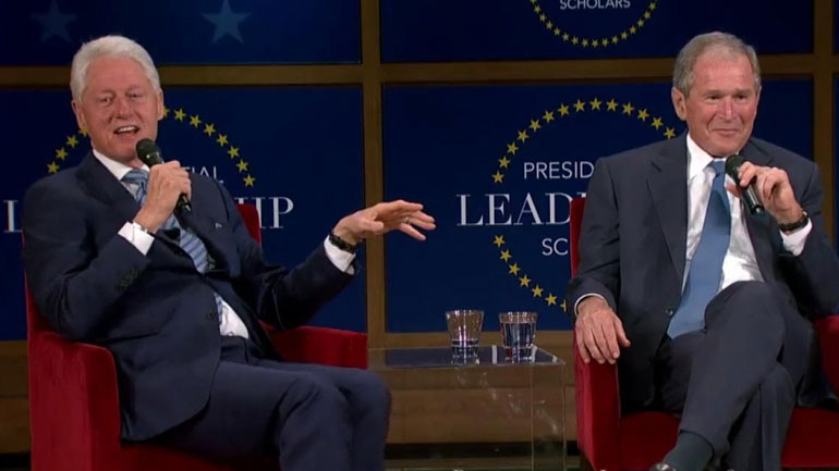 «Να είσαι ταπεινός στη νίκη, υπεύθυνος με την εξουσία», δηλώνουν Μπιλ Κλίντον και Τζορτζ Μπους ο νεότερος