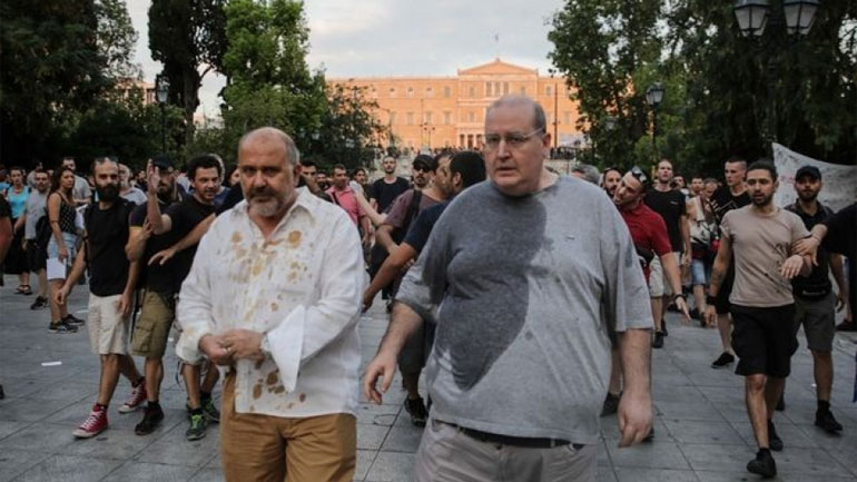 Διαδηλωτές πέταξαν καφέδες σε Φίλη και Ξυδάκη