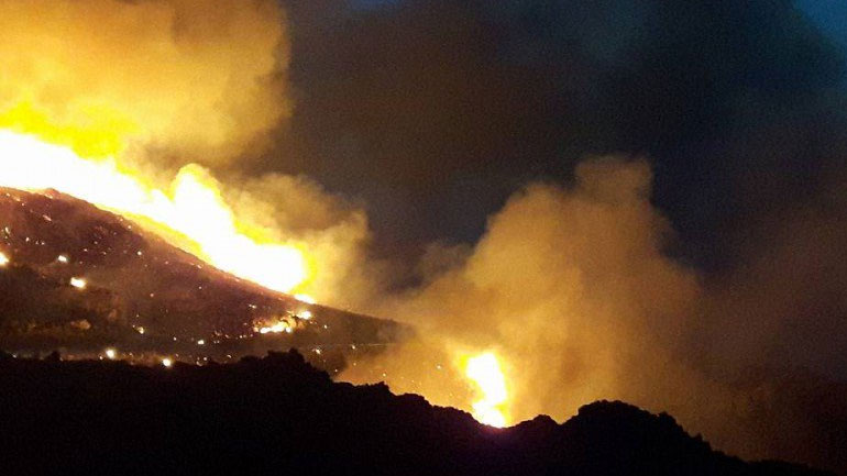 Χανιά: Ολονύκτια μάχη με τις φλόγες στo Σφηνάρι