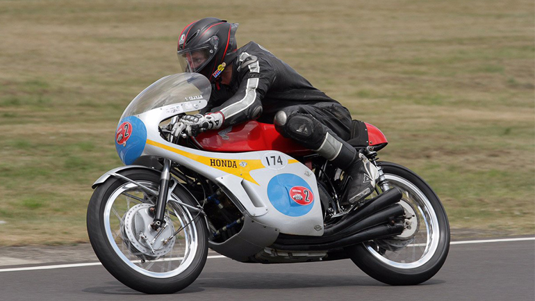 Ο Guy Martin δαμάζει το Honda RC 174!