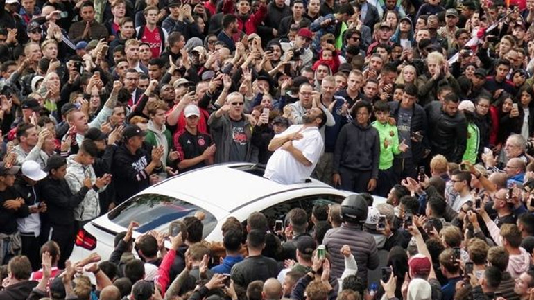 Χιλιάδες φίλοι του Άγιαξ στο σπίτι του Νουρί!