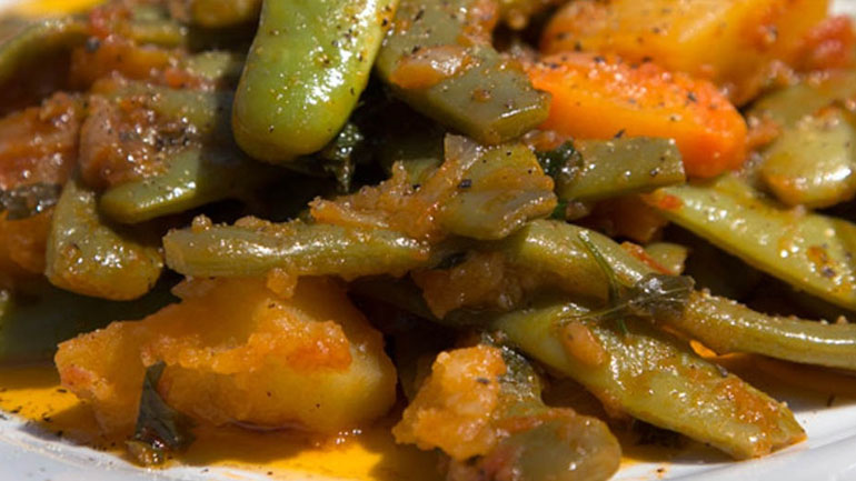 Λαδερά φασολάκια με πατάτες