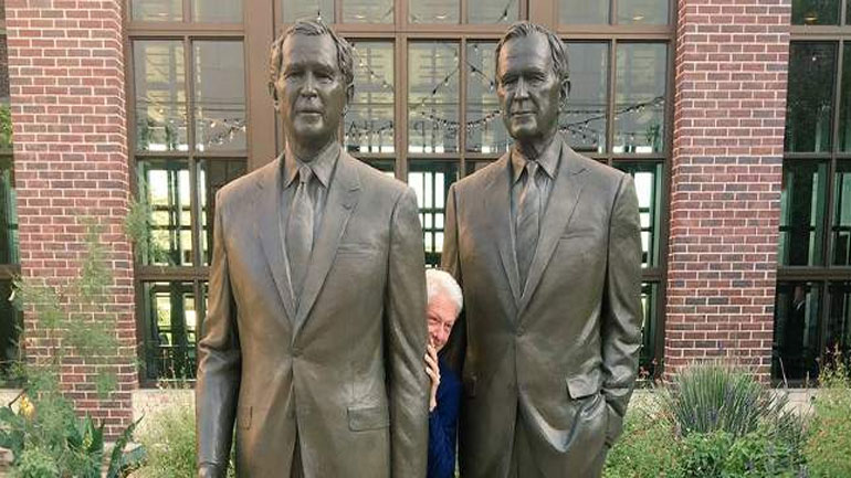 Η ιδιαίτερη πόζα του Κλίντον ανάμεσα στους δύο Μπους που έγινε viral