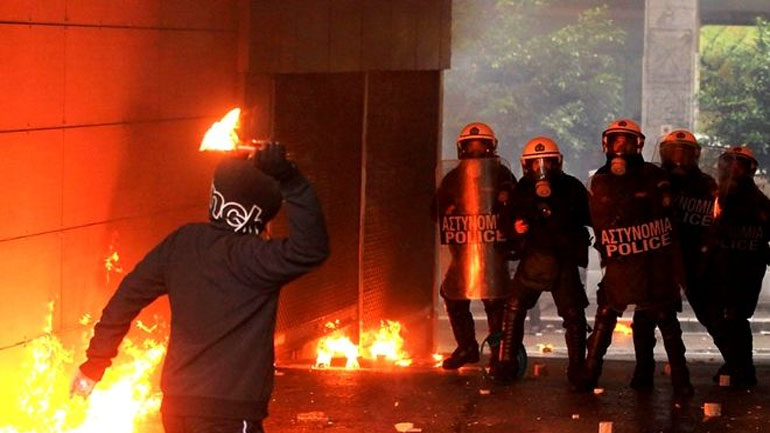 Επιθέσεις κατά ΜΑΤ τα μεσάνυχτα στα Εξάρχεια