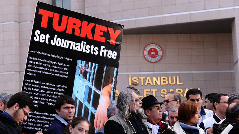 DW: Γυναίκες φυλακισμένων Τούρκων δημοσιογράφων εξομολογούνται