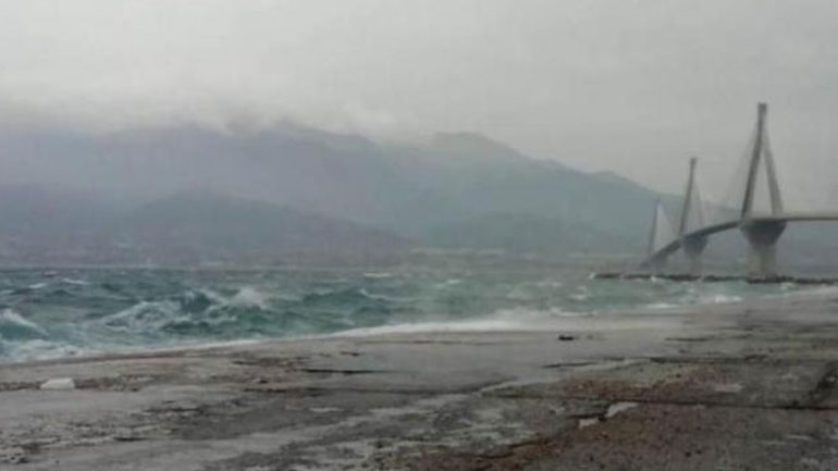 Πάτρα: Οι ισχυροί άνεμοι έκοψαν κάβους σε φερυ μπωτ στο Ρίο – Ζημιές σε σκάφη και φουσκωτά