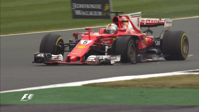 Λίγο πριν ολοκληρωθεί ο αγώνας ο Vettel έπαθε... λάστιχο με αποτέλεσμα να μπει στα πιτς και τελικά να τερματίσει στην 7η θέση