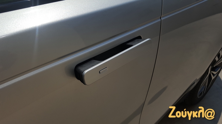 Οι νέες χειρολαβές θα σας τραβήξουν την προσοχή. Στην ουσία εκτός από... gadget-ιά βοηθούν στην αεροδυναμική και στην μείωση των εξωτερικών θορύβων