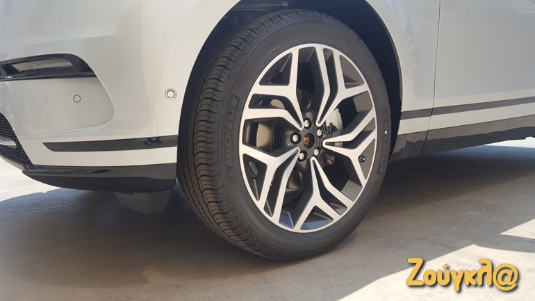 Επιβάλλονται οι μεγάλες και όμορφες ζάντες αλουμινίου σε ένα SUV της συγκεκριμένης κατηγορίας