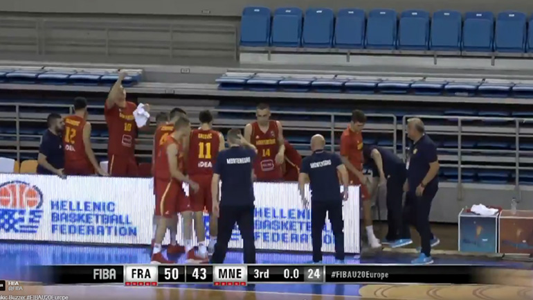 Buzzer beater από το κέντρο!