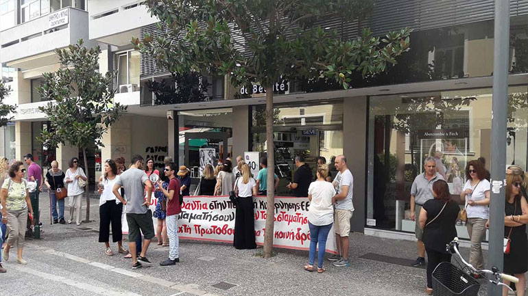 Διαμαρτυρίες στα Τρίκαλα κατά των ανοιχτών καταστημάτων