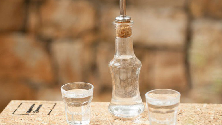 Κρήτη: Δεσμεύτηκαν 5.000 λίτρα τσικουδιάς στο λιμάνι του Ηρακλείου